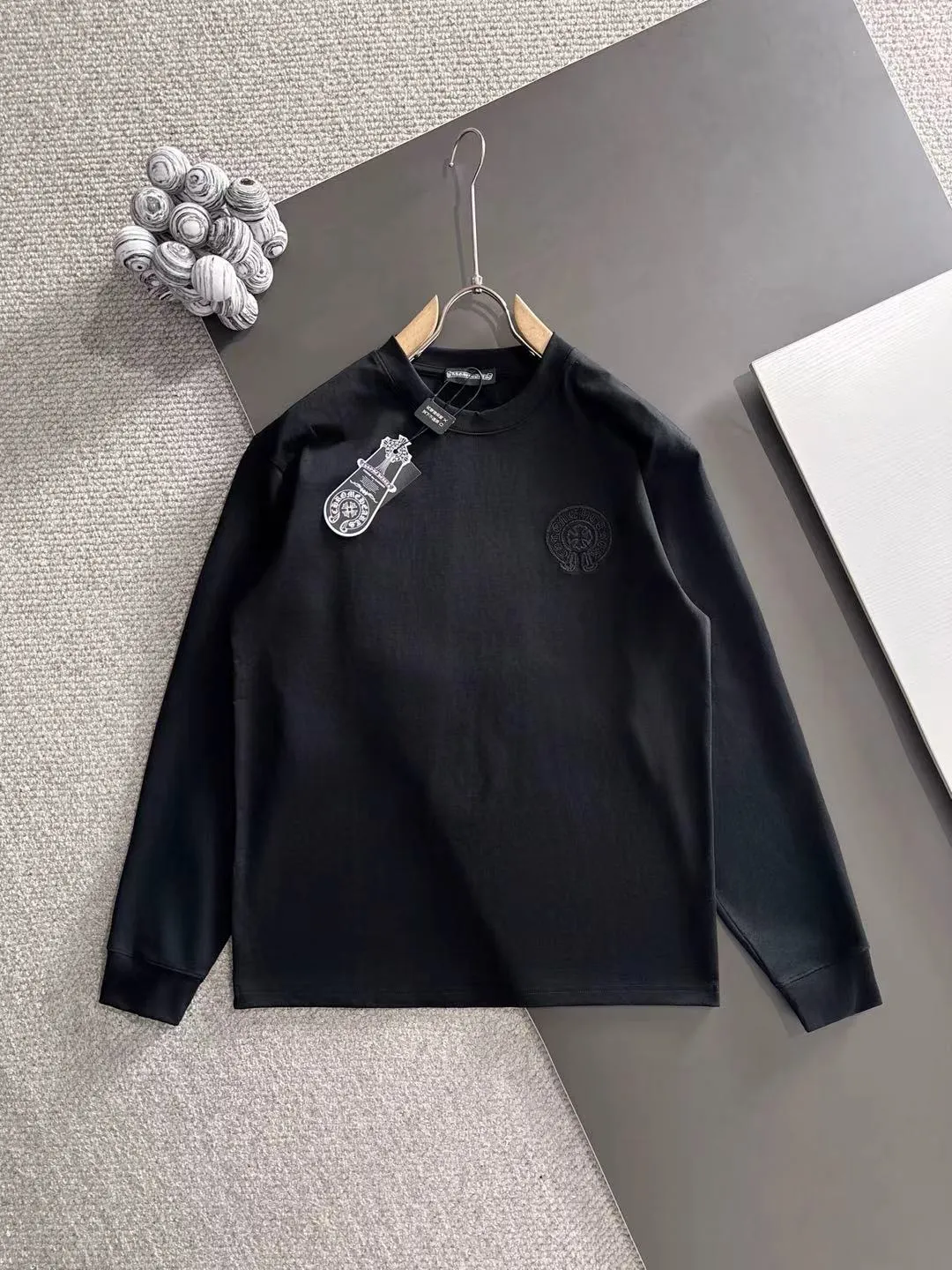 P270 Chrome Hearts* (exclusive quality in the market) hot style 2꯭0꯭2꯭5 autumn style long T new version Original ⌚️ high version Chrome Hearts The fabric is made of 380g high-density pure cotton custom fabric. It does not deform or shrink. The three-dimensional drape is amazing. Process introduction: The front and back panels are made of Behringer stacked show thousands of needle embroidery. Color: black SIZE: S-XXL